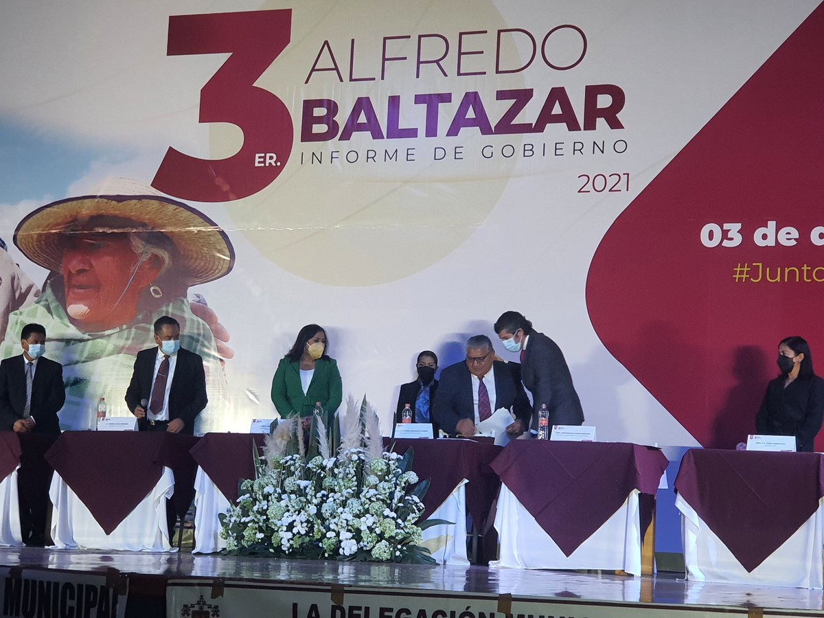 pepeozuna's tweet photo. En rep del Gob del #EdoMéx, Lic.@alfredodelmazo acudí al #3erInformedeLabores del PM de #Tianguistenco Alfredo Baltazar. Reconozco la disposición y compromiso mostrada durante una época de retos. Así como a su cabildo y equipos de trabajo por los logros obtenidos en estos 3 años https://t.co/7S52ksJyUj