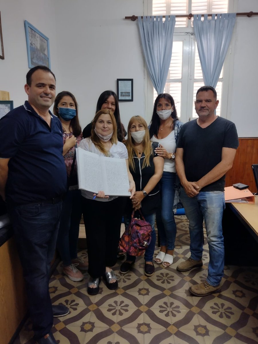 comuna_oliveros's tweet photo. 📣La Comuna de Oliveros informa:

➡️Que se realizó la segunda reunión con las autoridades y asociaciones cooperadoras de la Escuela nº 239 Gral. San Martín y el Jardín de Infantes nº 97 Río Carcarañá. https://t.co/DSgWVZDxJJ