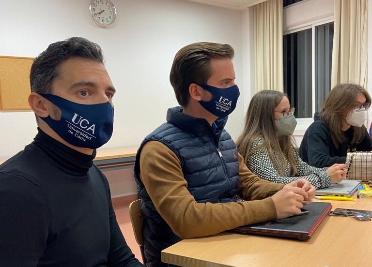 CEstudiantesUCA's tweet photo. 🔴 Nuestro equipo del #CEUCA, los y las compañeras se reúnen hoy en #ACUA en la Universidad anfitriona, @pablodeolavide.
📍 Miguel Ángel Pérez, Presidente del Consejo. Julia de Fátima Pérez, Vicepresidenta segunda y externas y, José María Cervilla, Director de Asuntos económicos. https://t.co/V0yIecgY7f