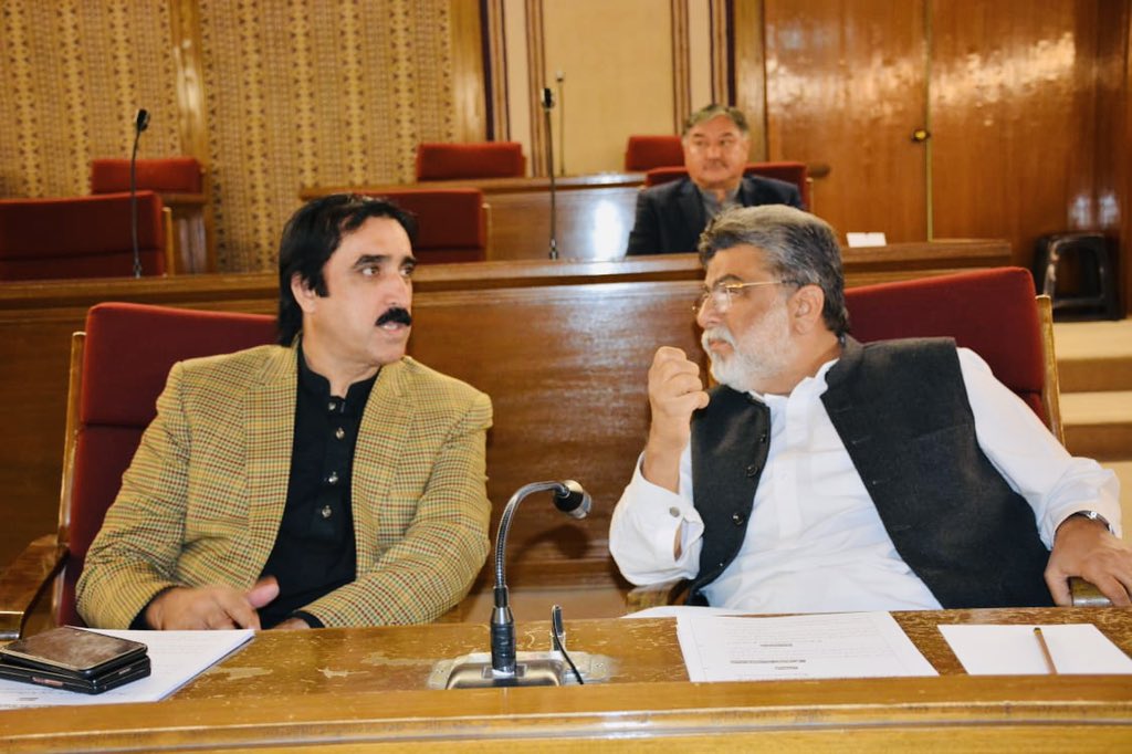 NaseebUllahdum2's tweet photo. کوئٹہ
صوبائی وزیر خزانہ حاجی نورمحمد خان دومڑ صاحب سے سابق منیسٹر سردار یار محمد رند و ایم پی اے آصغر ترین اسمبلی سیشن کے دوران بات چیت کررہے ہئں https://t.co/HevnfgOE1u