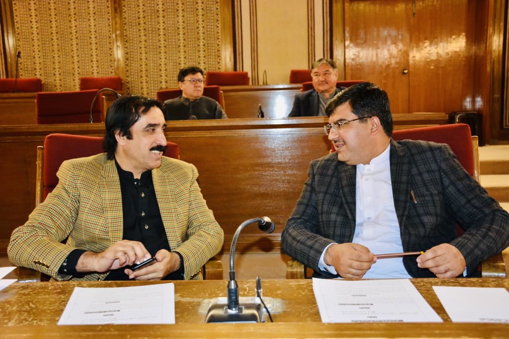 NaseebUllahdum2's tweet photo. کوئٹہ
صوبائی وزیر خزانہ حاجی نورمحمد خان دومڑ صاحب سے سابق منیسٹر سردار یار محمد رند و ایم پی اے آصغر ترین اسمبلی سیشن کے دوران بات چیت کررہے ہئں https://t.co/HevnfgOE1u