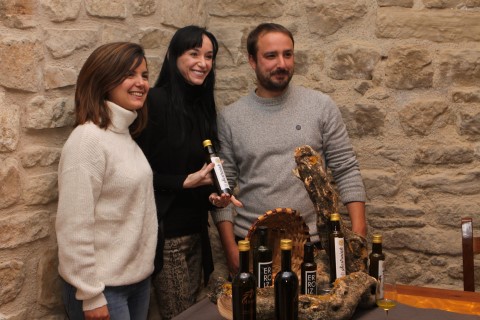 radio_vitoria's tweet photo. 🫒 Lucía Lacarra amadrina el primer aceite de oliva virgen extra de Rioja Alavesa 👉 Trujal Erroiz #APRORA ➡️ Asociación Gautena
#Lantziego @Rioja_Alavesa
🎙️ #Herrian @AcoaAke
https://t.co/y7lXC7ZopG https://t.co/PBF4hohNSy