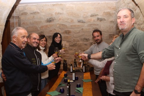 radio_vitoria's tweet photo. 🫒 Lucía Lacarra amadrina el primer aceite de oliva virgen extra de Rioja Alavesa 👉 Trujal Erroiz #APRORA ➡️ Asociación Gautena
#Lantziego @Rioja_Alavesa
🎙️ #Herrian @AcoaAke
https://t.co/y7lXC7ZopG https://t.co/PBF4hohNSy