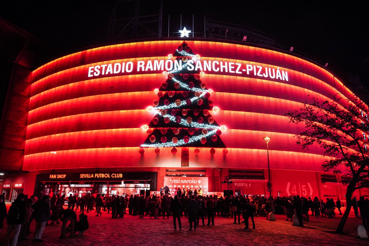 SevillaFC's tweet photo. 🎅 ¡Ya es #Navidad en el Ramón Sánchez-Pizjuán! 🤶
🎄 Hoy hemos inaugurado el alumbrado de nuestro árbol de navidad. ¿Os gusta?

#NuncaTeRindas #WeAreSevilla https://t.co/revPnbT2PL
