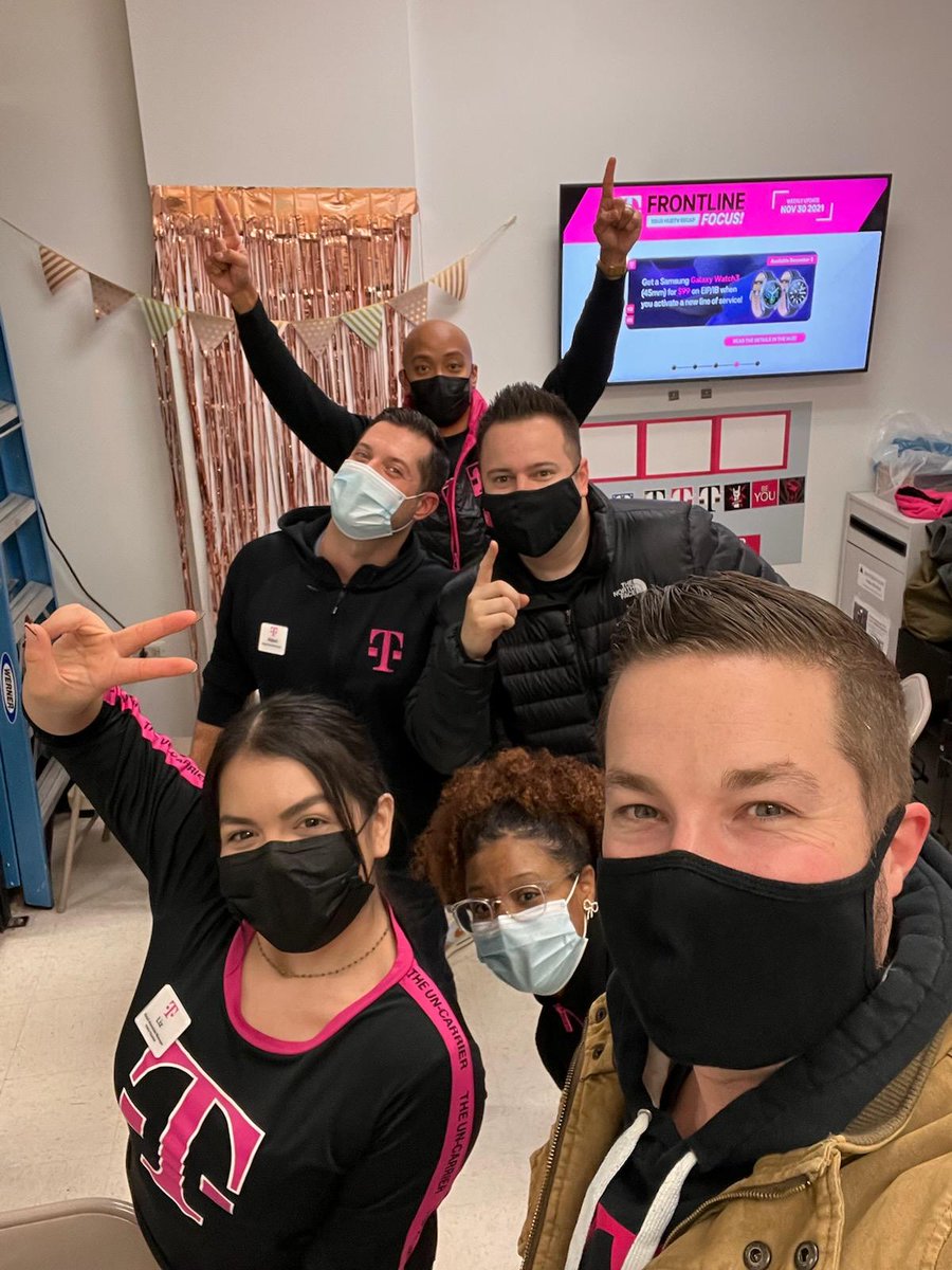JO_MW_Android's tweet photo. It's never a dull moment with @DOrtale1 &amp; @househehn.  We had a blast touring our downtown Chicago stores! Just like old times! Chicago downtown has ALL the support need to make it happen. This is just the beginning! #KillinIt  @AngelGomez143 @WizMagentaBiz @Carballo_Nick https://t.co/53wmH68APf