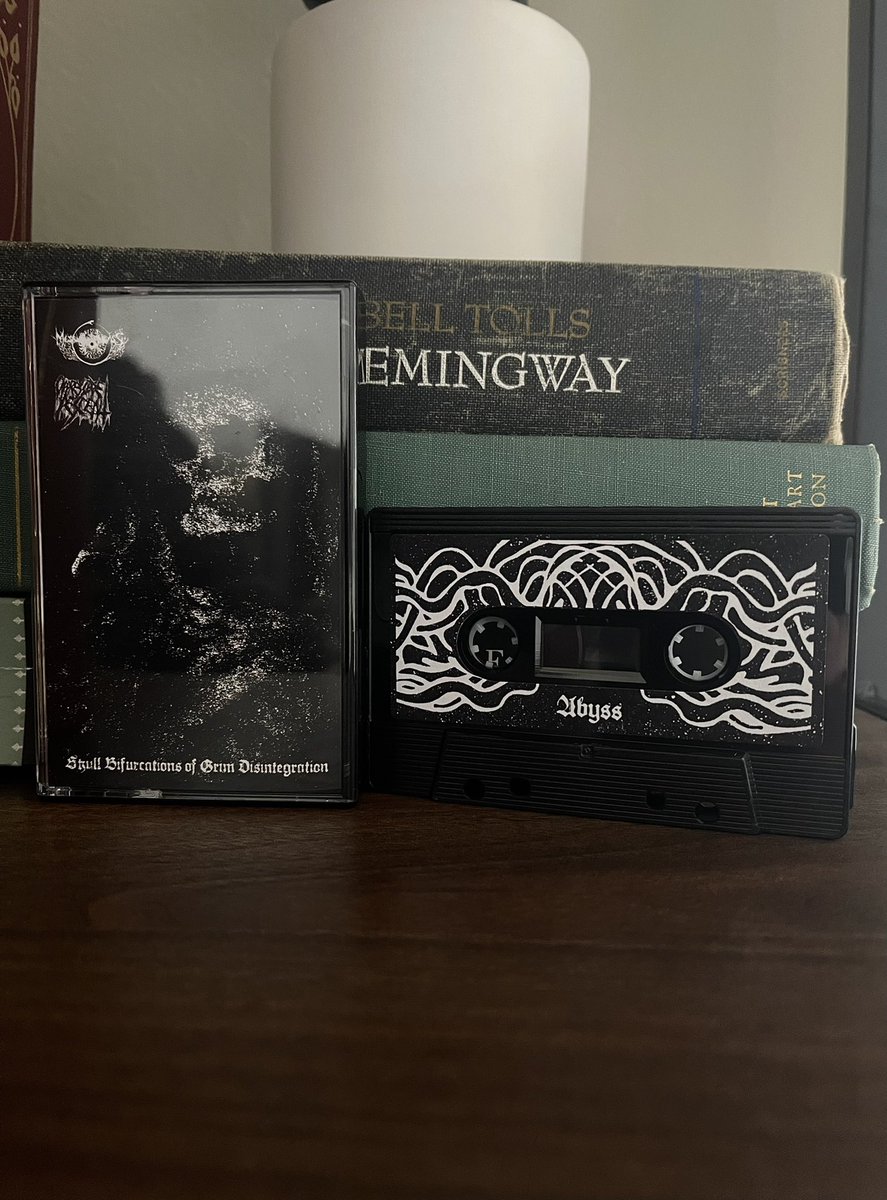 KyleHeb78017358's tweet photo. -Messiah in the Abyss / Oppressive Descent 

-Skull Bifurcations of Grim Disintegration 
#atmosphericblackmetal #melodicblackmetal #blackmetal #cassette https://t.co/s8iODMTLHk