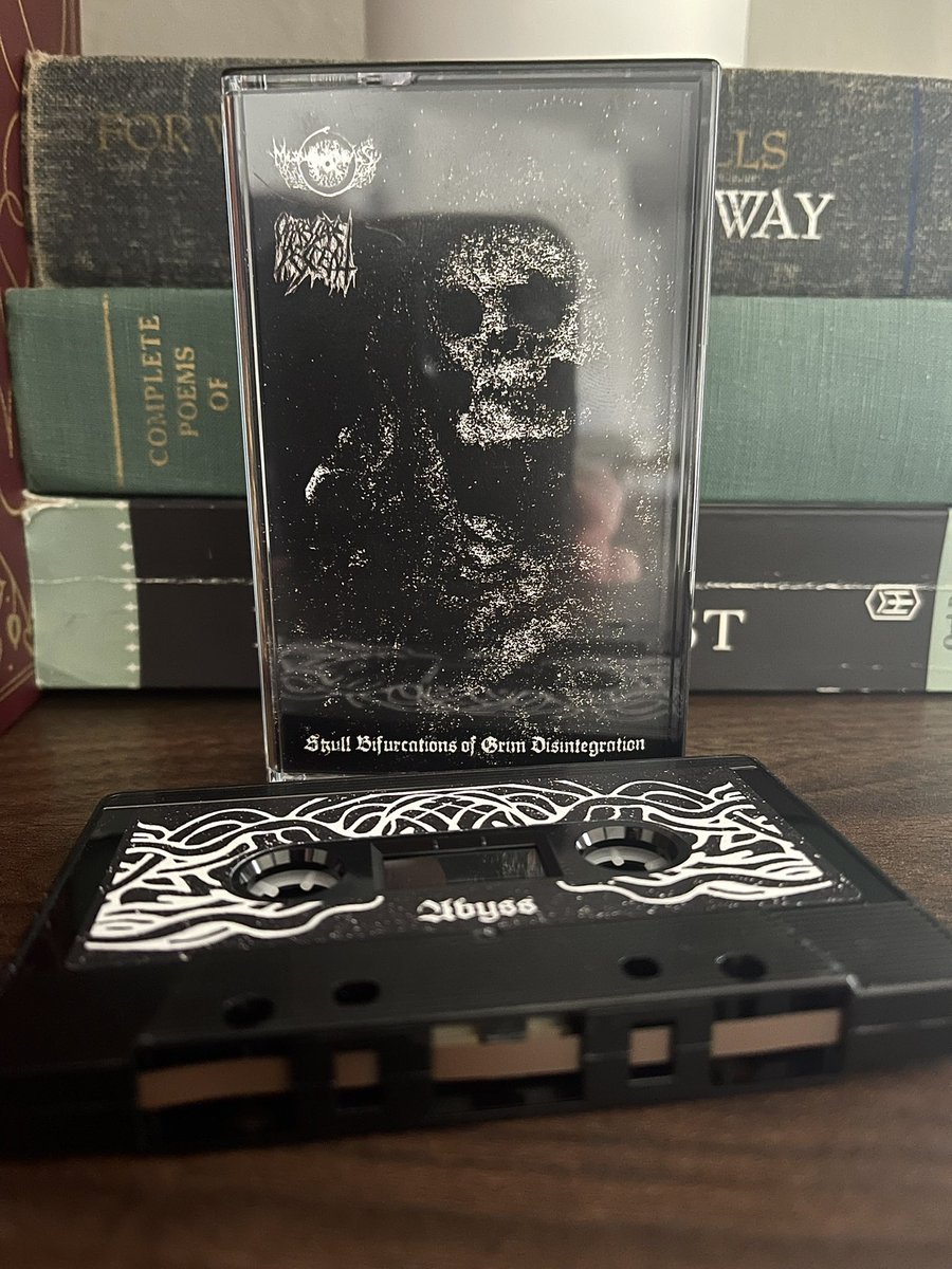 KyleHeb78017358's tweet photo. -Messiah in the Abyss / Oppressive Descent 

-Skull Bifurcations of Grim Disintegration 
#atmosphericblackmetal #melodicblackmetal #blackmetal #cassette https://t.co/s8iODMTLHk