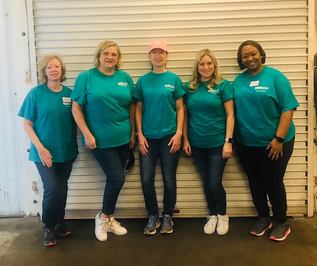 PeoplesHealth's tweet photo. Peoples Health employees volunteered at @2ndHarvestGNOA this morning. The group prepped over 500 snack packs that will be delivered to after school programs and over 800 hot meals to be delivered to seniors at the Christopher Homes locations throughout the area. #DoGoodWeek https://t.co/PqBTGi0Qv4