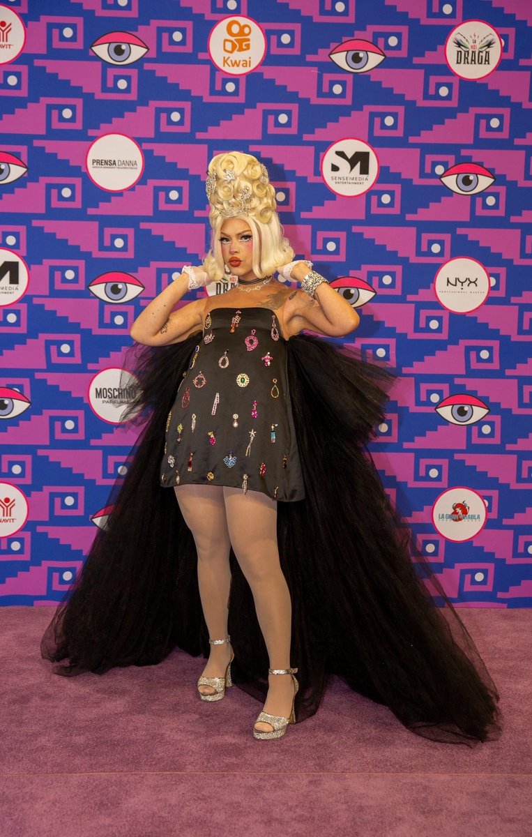 gachosmx's tweet photo. ¡LOBA DE LA MODA! 

Georgiana [ @itsgeorgieboy1 ] nos sirvió una gran fantasía con su look en la alfombra morada de la final de LMD4 👁💜. https://t.co/dndLhcVlLf