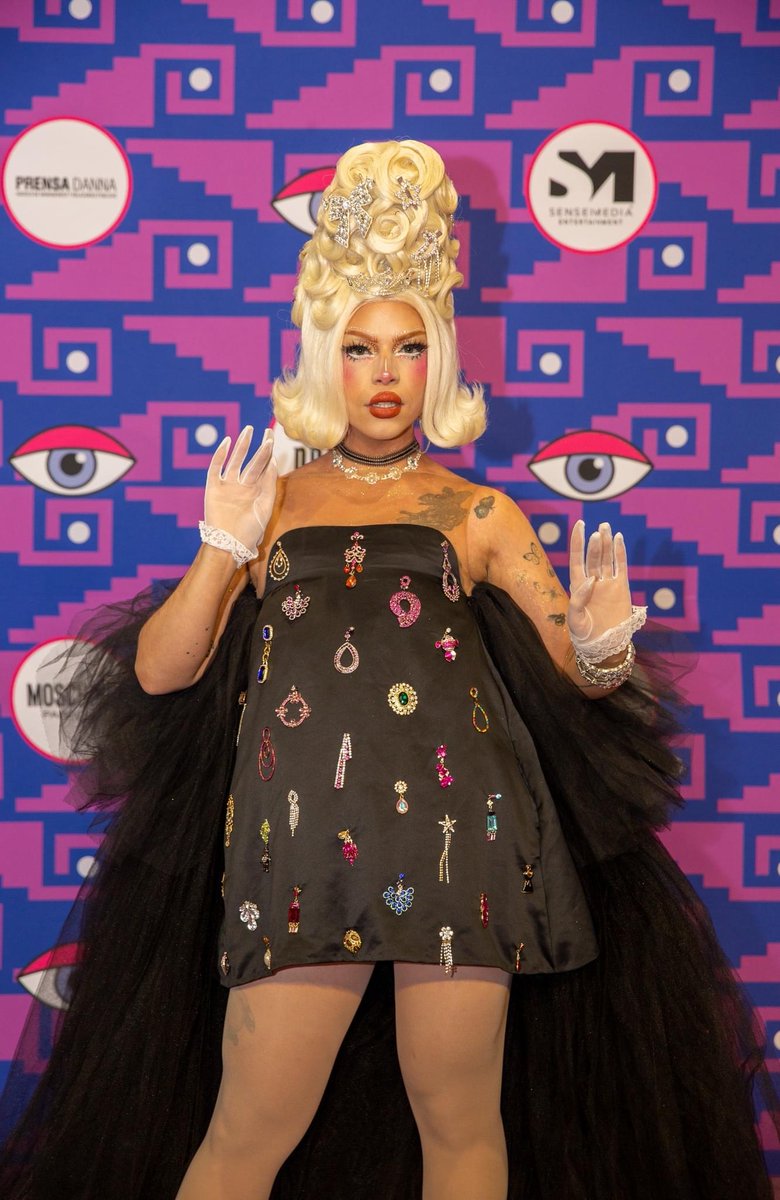gachosmx's tweet photo. ¡LOBA DE LA MODA! 

Georgiana [ @itsgeorgieboy1 ] nos sirvió una gran fantasía con su look en la alfombra morada de la final de LMD4 👁💜. https://t.co/dndLhcVlLf