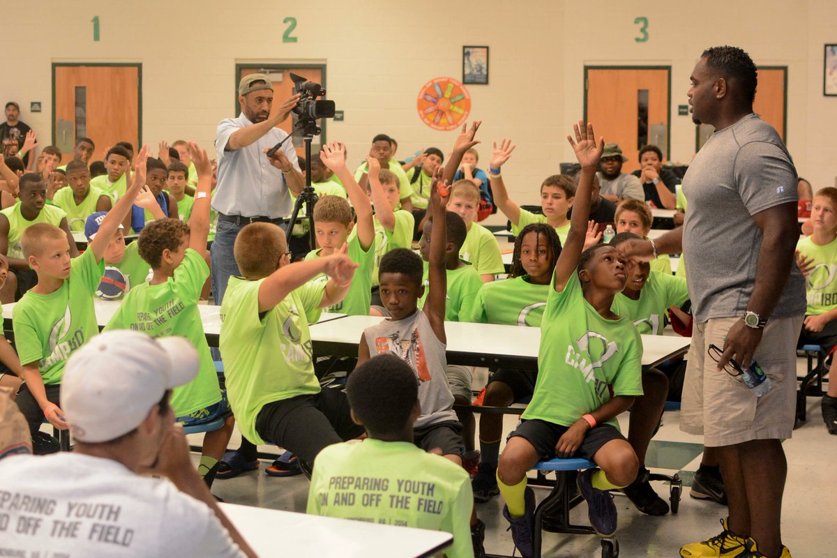 TheRJFoundation's tweet photo. We love seeing the difference in pictures of how much our Camp 180 has grown throughout the years!💚 🏈 

#Camp180 #RJF #180Weekend #Football #YouthFootball #YouthFootballCamp #FreeFootballClinic #Lynchburg #Virginia #NewYorkGiants #OaklandRaiders #JacksonvilleJaguars https://t.co/QXDSuqQ0sJ