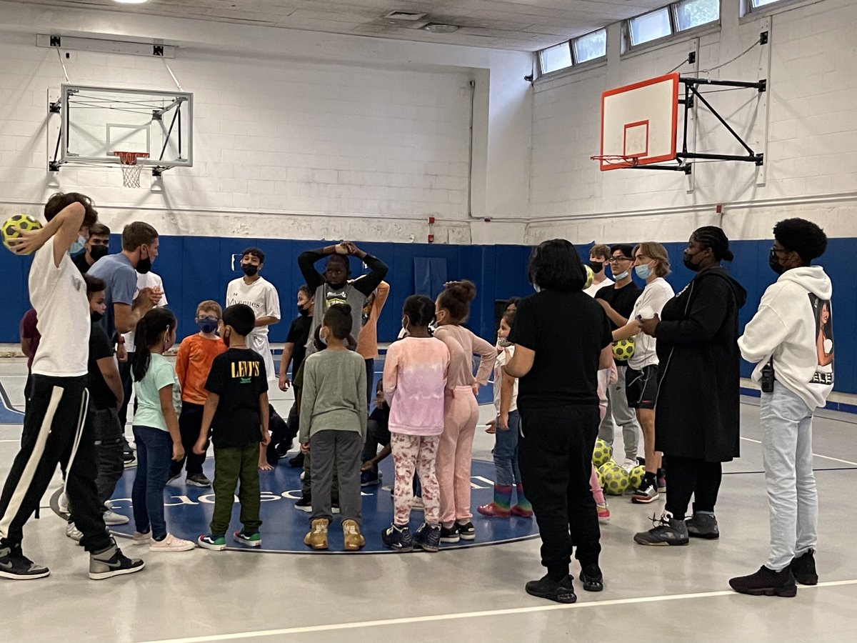 HudsonGuild's tweet photo. Students from Avenues New York volunteered their time at our Elliott Center to run a soccer clinic with our K-8 kids where they learned soccer skills and played scrimmages!
#hudsonguild #k8ys #youthservices #avenuesnewyork https://t.co/9Zs8zdaKkr