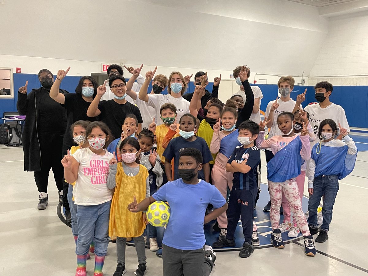 HudsonGuild's tweet photo. Students from Avenues New York volunteered their time at our Elliott Center to run a soccer clinic with our K-8 kids where they learned soccer skills and played scrimmages!
#hudsonguild #k8ys #youthservices #avenuesnewyork https://t.co/9Zs8zdaKkr
