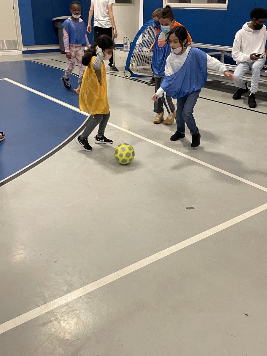 HudsonGuild's tweet photo. Students from Avenues New York volunteered their time at our Elliott Center to run a soccer clinic with our K-8 kids where they learned soccer skills and played scrimmages!
#hudsonguild #k8ys #youthservices #avenuesnewyork https://t.co/9Zs8zdaKkr