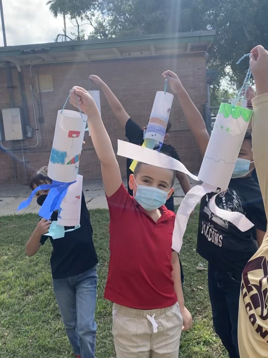 rodriguezgirls5's tweet image. Students @LFEtheplacetobe enjoying the weather and checking wind direction with wind socks.  #science2.8