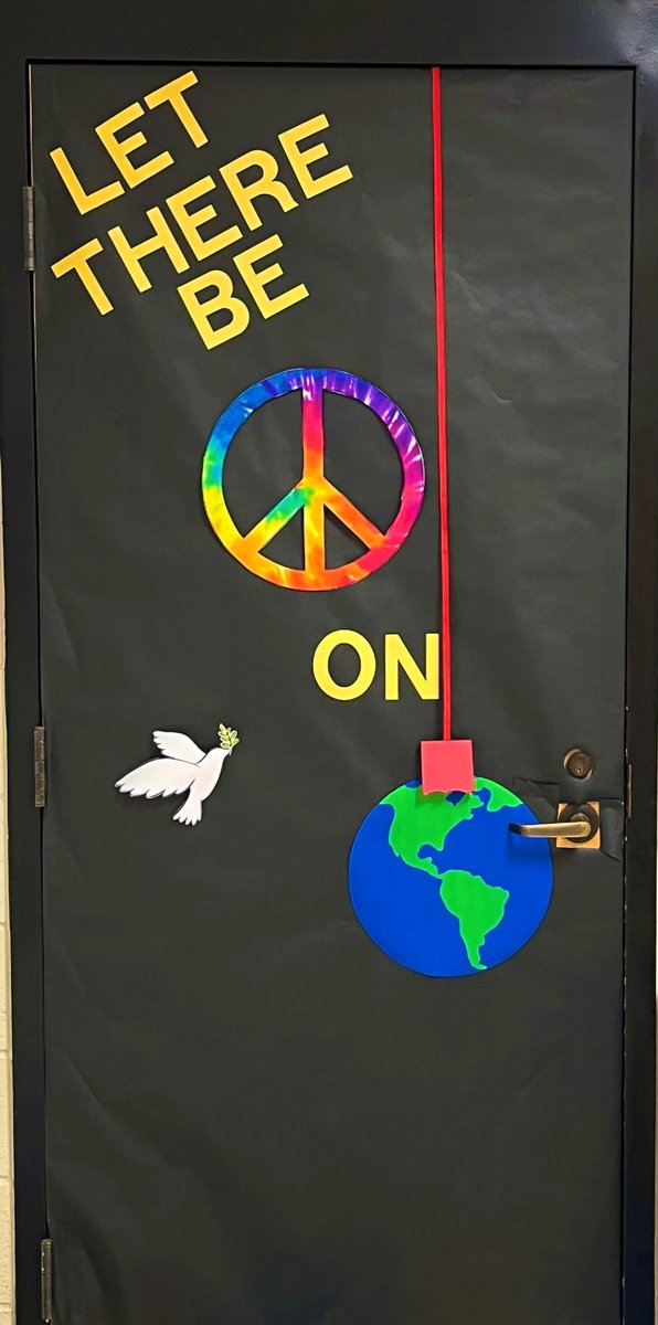 Love the #DolvIncredible    H🎄liday Door Decorating Contest! <a href="/DolvinES/">Dolvin ES</a>