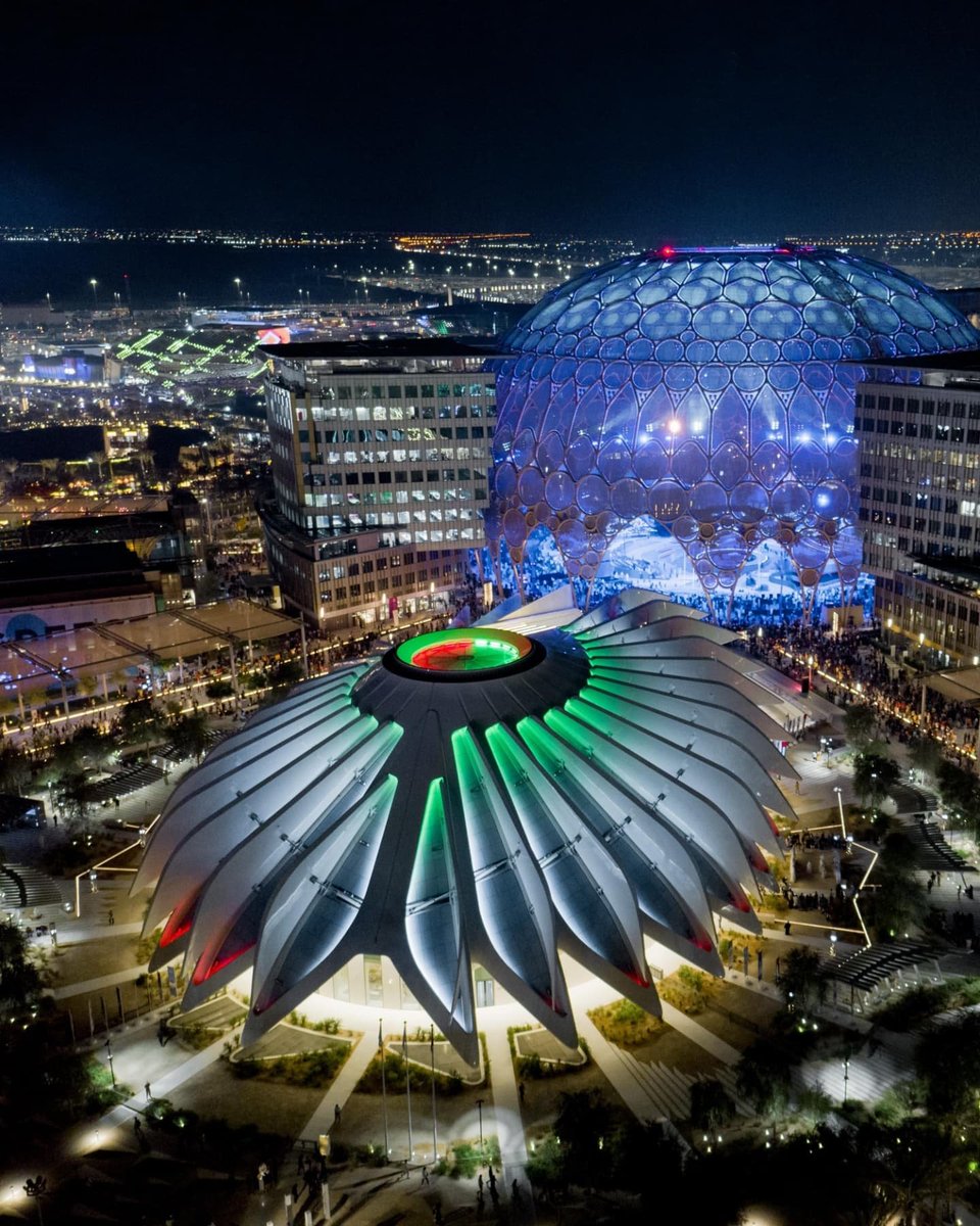 expocitydubai's tweet photo. The UAE pavilion brightened the night sky with the colors of the UAE flag in celebration of UAE's 50th National Day.
#Expo2020 #Dubai https://t.co/HaNNaIP5ez