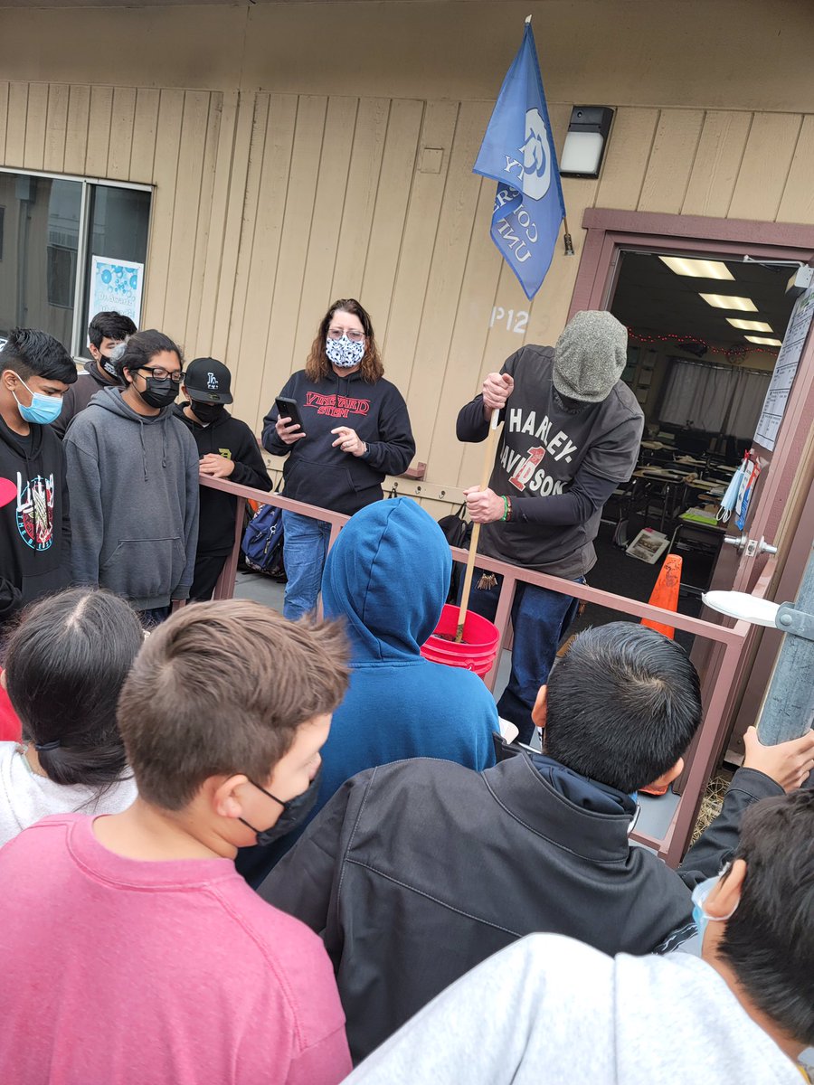 DrPhilipSwartz's tweet photo. Mixing history and science as we get a vat of natural indigo ready. Bringing history to life! Students learned how to grow, cultivate, & make indigo. And that most clothing was homespun and hand-dyed because of the cost of imported fabrics. #history #vineyardstem #omsd #indigo https://t.co/w3WeuVxVuU
