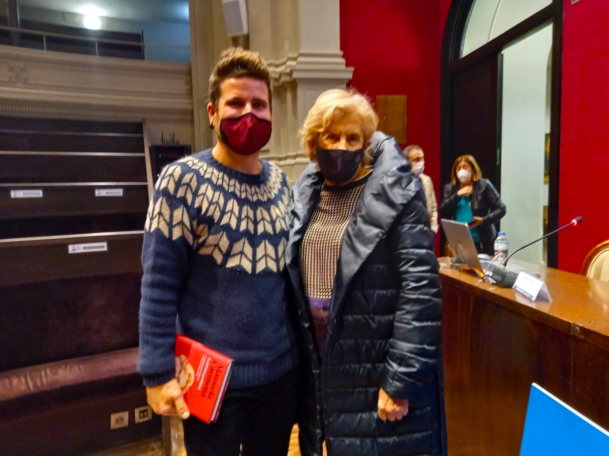 Laenredadera's tweet photo. Comienza el Tiempo de las Mujeres con @ManuelaCarmena que charra con @GenovevaCrespo, en una conversación en la que desde su experiencia vital demuestra que sí se luchar, alcanzar y cuidar la democracia, ser mujer juez, alcaldesa, ayudar a personas en la tienda Zapatelas #Madrid. https://t.co/amFGhq3bmE