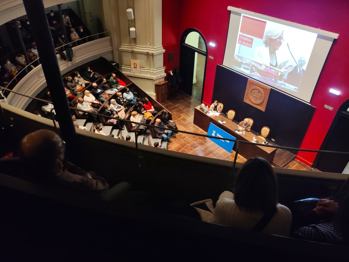 Laenredadera's tweet photo. Comienza el Tiempo de las Mujeres con @ManuelaCarmena que charra con @GenovevaCrespo, en una conversación en la que desde su experiencia vital demuestra que sí se luchar, alcanzar y cuidar la democracia, ser mujer juez, alcaldesa, ayudar a personas en la tienda Zapatelas #Madrid. https://t.co/amFGhq3bmE
