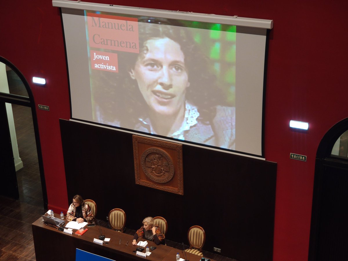 Laenredadera's tweet photo. Comienza el Tiempo de las Mujeres con @ManuelaCarmena que charra con @GenovevaCrespo, en una conversación en la que desde su experiencia vital demuestra que sí se luchar, alcanzar y cuidar la democracia, ser mujer juez, alcaldesa, ayudar a personas en la tienda Zapatelas #Madrid. https://t.co/amFGhq3bmE