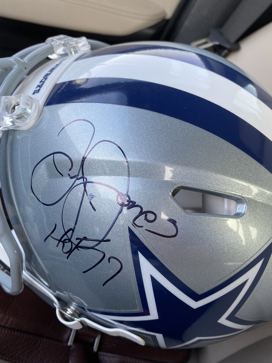 SamPiazza1's tweet photo. A story in four photos. Haven’t been hit with the restraining order yet… #JerryJones https://t.co/np8FFRUTFi