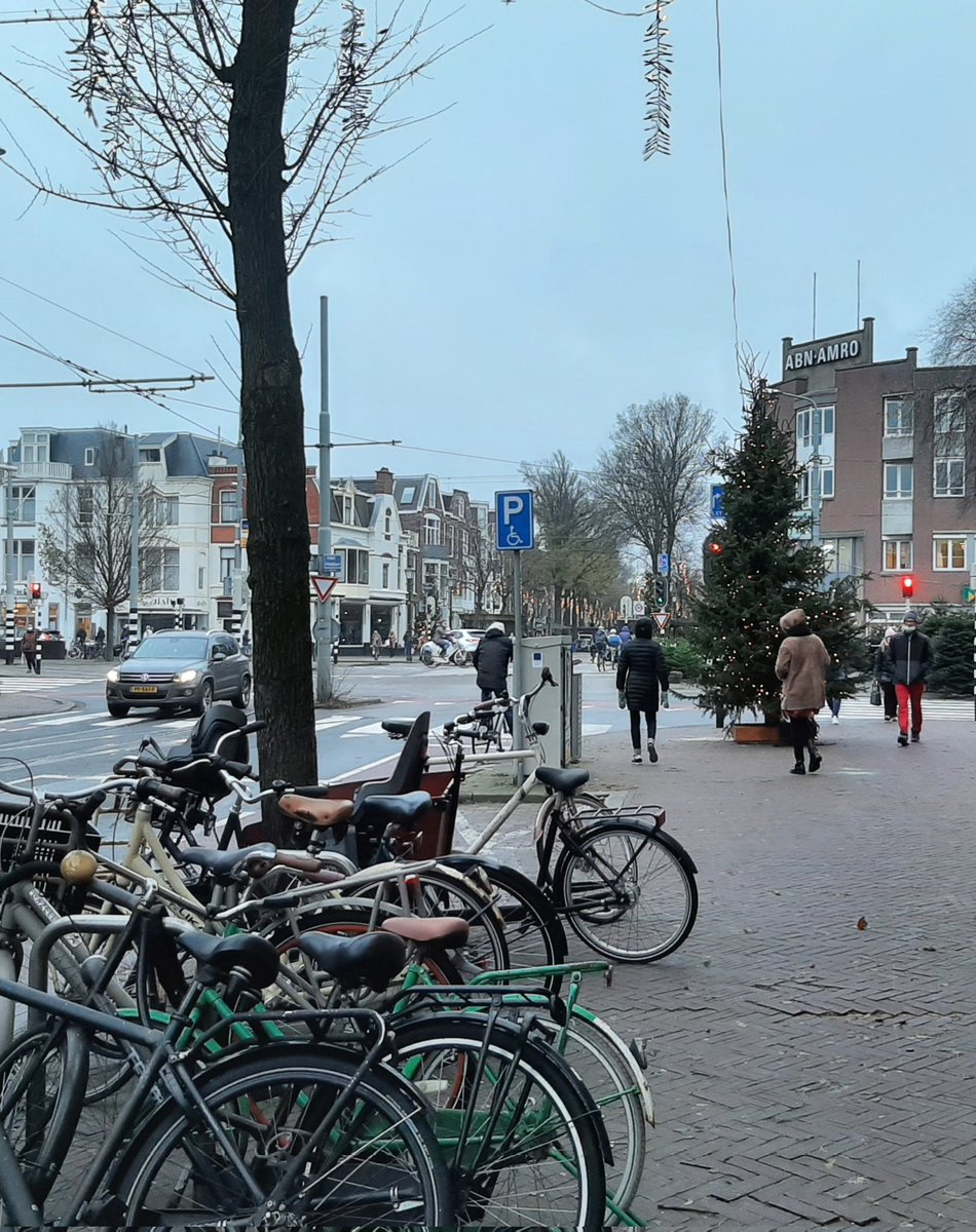 Heerlijkheyd's tweet photo. Vandaag moesten wij in Den Haag zijn dus toch maar even naar @paagman
#DeFred #frederikhendriklaan #DenHaag #december #boeken https://t.co/QeyZOvWfAR