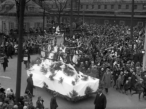 LawSocietyLSO's tweet photo. Take a trip back in time with our Historic Osgoode Hall series. This month, we delve into the archives to take a look at the grounds of Osgoode Hall and surrounding neighbourhood as seen from the 1926 Toronto Santa Claus Parade. Read it on the Gazette: https://t.co/oXsURVrPGj https://t.co/HWoGrzdQdQ