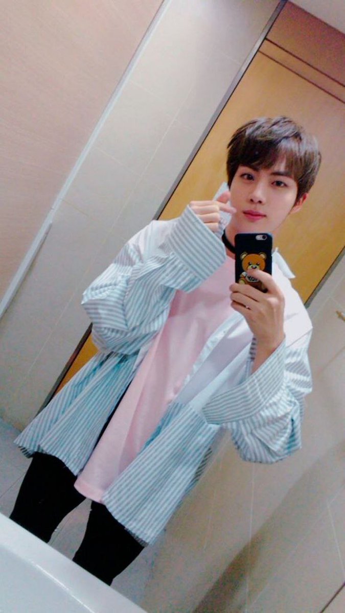 SimranQ26660321's tweet photo. HAPPY BIRTHDAY TO OUR MOON PRINCE!🎉🎂 🥂
You deserves all the best beautiful things in the world. please always take care, stay happy and stay healthy! thank you for being the best hyung to your members! thank you for making us laugh with your jokes! Love you forever🥺
보라해 💜 https://t.co/scXboKdC0k