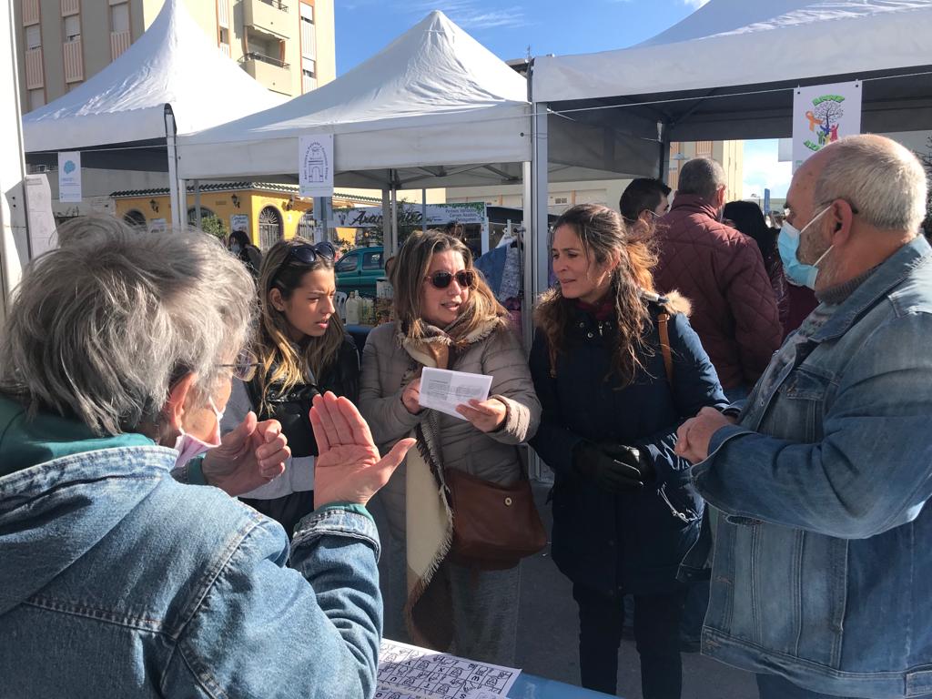 InterpreteSigno's tweet photo. @AytoVLZ apuesta por la accesibilidad contando con intérpretes de lengua de signos en la II SEMANA DE LA DIVERSIDAD FUNCIONAL.
Gracias al concejal bienestar social #VictorGonzalezFernandez por creer en la Inclusión.

Intérpretes: 
@EstherRamallo 
@ILSEMALAGA https://t.co/Obce2DNcII