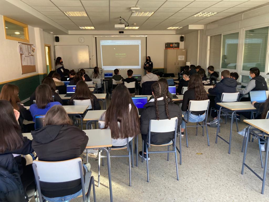 Albenizprojects's tweet photo. ¡Qué orgullo de centro! Hoy tenemos imágenes 📸 de visita 1°Bach @MuseoThyssen , 2ª sesión charlas #CyTec (Cª y Tª en femenino de la @uc3m y @AytoLeganes ) y de alumnas #Teatro3ESO haciendo lectura dramatizada poema de @el_mal_donado contra violencia de género. Viernes intenso. https://t.co/cWAA45hnBO