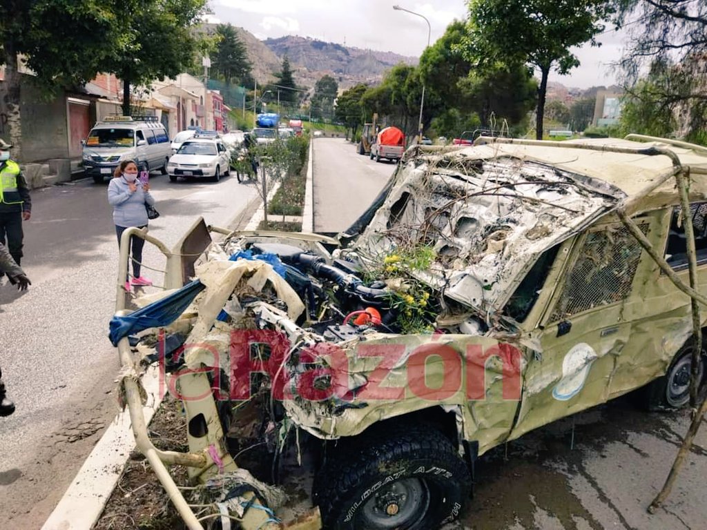YaeTeInforma's tweet photo. 🔴ASÍ QUEDÓ EL VEHÍCULO DE LAS #FFAA 🚘
Miembros de la Unidad de Bomberos rescataron el vehículo de las #FuerzasArmadas que cayó al río #Choqueyapu en la zona de Obrajes de #LaPaz. El motorizado presenta serios daños, principalmente en la parte delantera.
📸 Álvaro Valero https://t.co/sCQlQBtt35