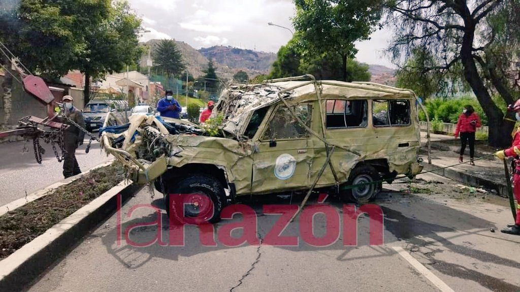 YaeTeInforma's tweet photo. 🔴ASÍ QUEDÓ EL VEHÍCULO DE LAS #FFAA 🚘
Miembros de la Unidad de Bomberos rescataron el vehículo de las #FuerzasArmadas que cayó al río #Choqueyapu en la zona de Obrajes de #LaPaz. El motorizado presenta serios daños, principalmente en la parte delantera.
📸 Álvaro Valero https://t.co/sCQlQBtt35
