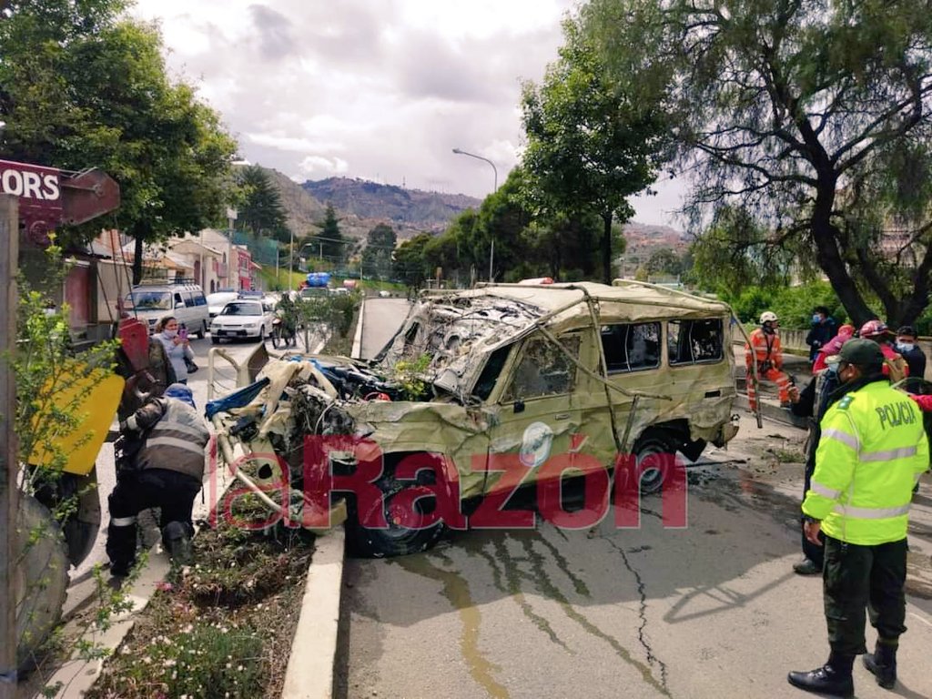 YaeTeInforma's tweet photo. 🔴ASÍ QUEDÓ EL VEHÍCULO DE LAS #FFAA 🚘
Miembros de la Unidad de Bomberos rescataron el vehículo de las #FuerzasArmadas que cayó al río #Choqueyapu en la zona de Obrajes de #LaPaz. El motorizado presenta serios daños, principalmente en la parte delantera.
📸 Álvaro Valero https://t.co/sCQlQBtt35