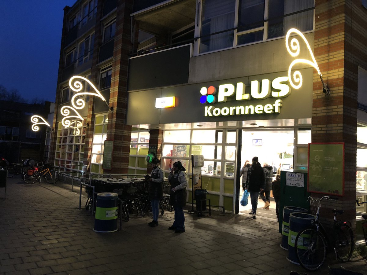 GoudsDagblad's tweet photo. De winkelstraat aan het Van Hogendorpplein in Gouda Noord straalt sinds vrijdagmiddag nog meer warmte en gezelligheid uit. #ledtherebelight https://t.co/UKfFdy9II7