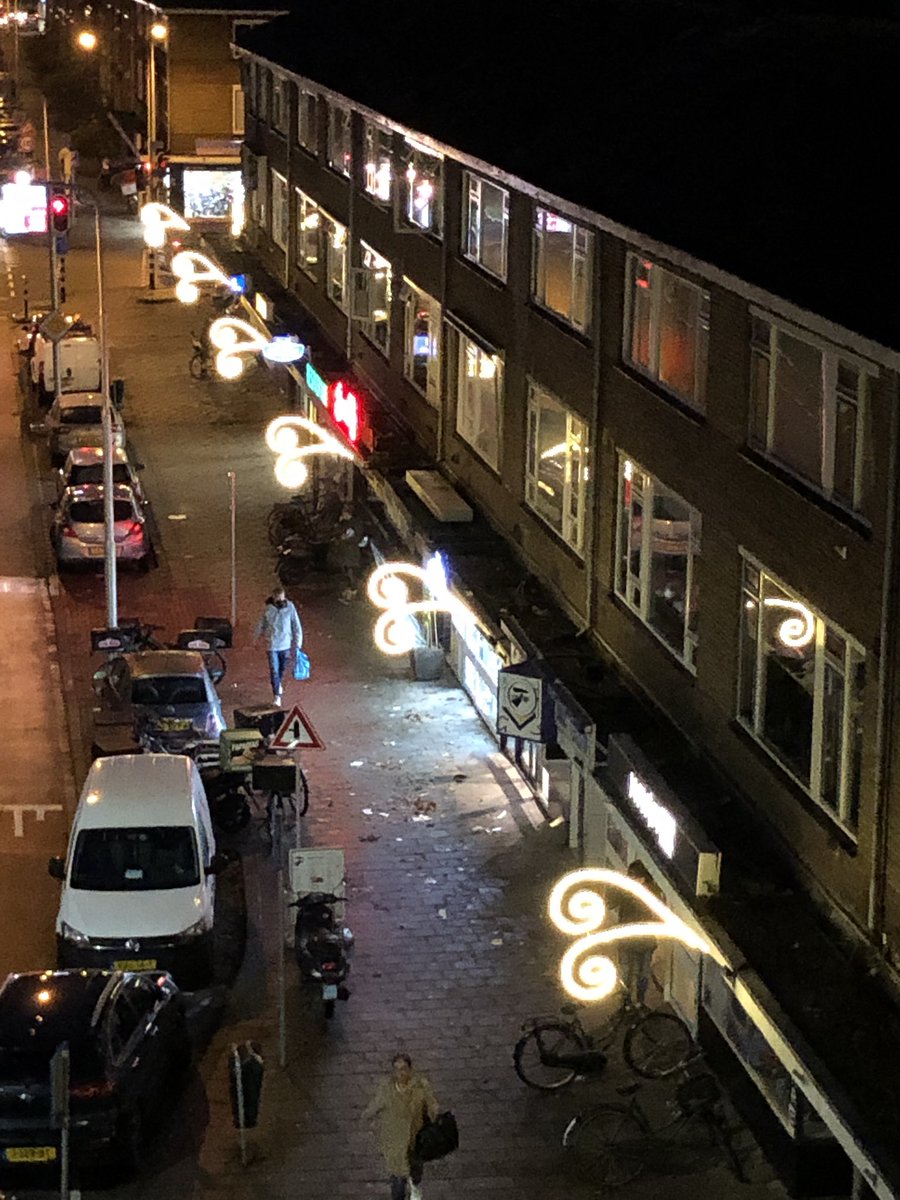 GoudsDagblad's tweet photo. De winkelstraat aan het Van Hogendorpplein in Gouda Noord straalt sinds vrijdagmiddag nog meer warmte en gezelligheid uit. #ledtherebelight https://t.co/UKfFdy9II7