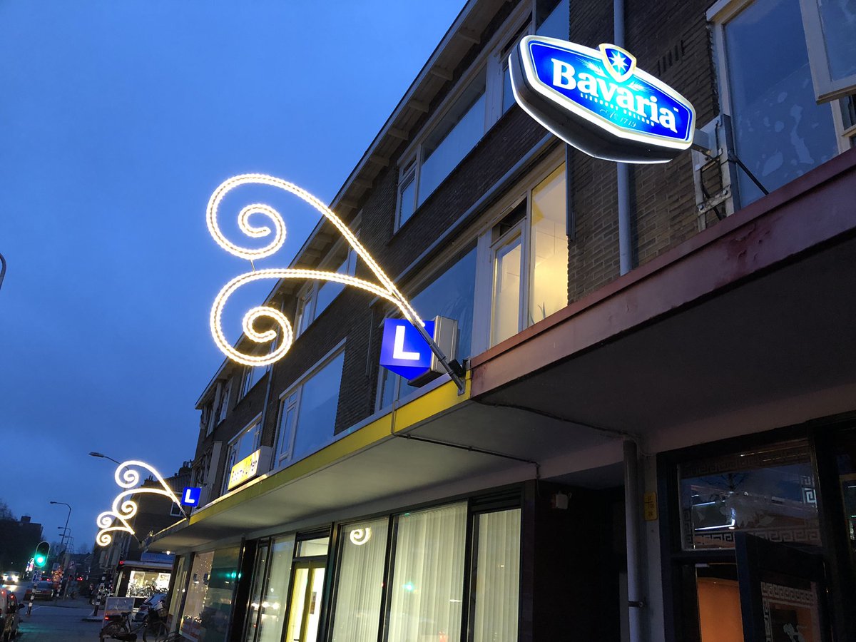 GoudsDagblad's tweet photo. De winkelstraat aan het Van Hogendorpplein in Gouda Noord straalt sinds vrijdagmiddag nog meer warmte en gezelligheid uit. #ledtherebelight https://t.co/UKfFdy9II7