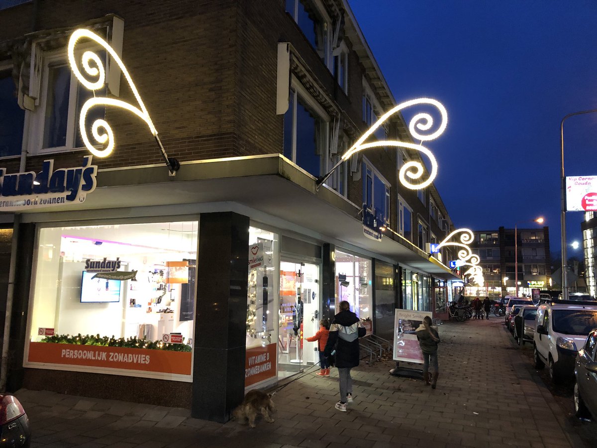 GoudsDagblad's tweet photo. De winkelstraat aan het Van Hogendorpplein in Gouda Noord straalt sinds vrijdagmiddag nog meer warmte en gezelligheid uit. #ledtherebelight https://t.co/UKfFdy9II7