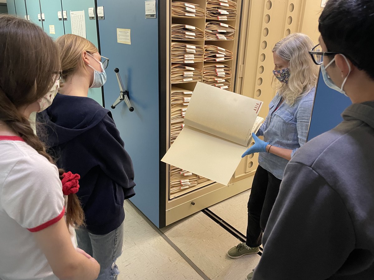 pterido_TCN's tweet photo. Happy #FossilFriday #FernFriday! Thanks to Amy K. at UC Jepson and University Herbaria for hosting UCMP Team Fern’s herbarium excursion to see the #digitization of “recently dead” #ferns. @AskACABotanist @ucmpberkeley https://t.co/rlXD0lv1dc