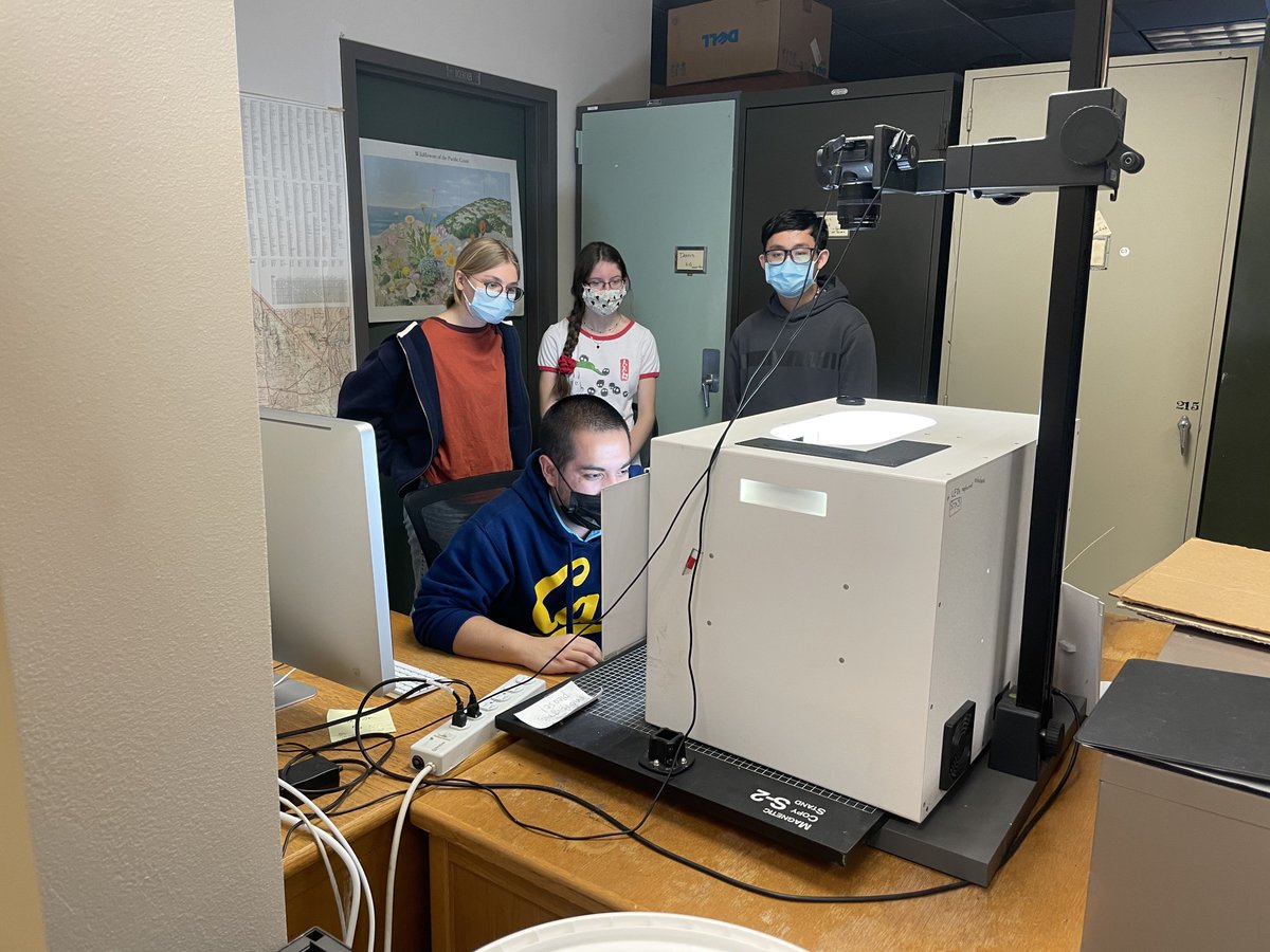 pterido_TCN's tweet photo. Happy #FossilFriday #FernFriday! Thanks to Amy K. at UC Jepson and University Herbaria for hosting UCMP Team Fern’s herbarium excursion to see the #digitization of “recently dead” #ferns. @AskACABotanist @ucmpberkeley https://t.co/rlXD0lv1dc