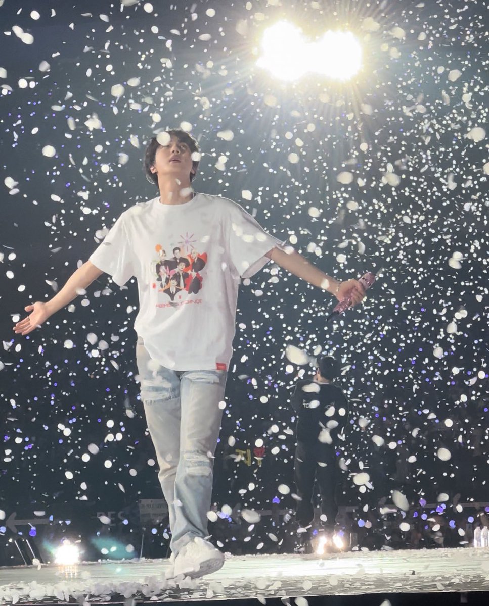 eleanorbate's tweet photo. happiest birthday to our sweetest and brightest forever moon 💜 사랑합니다

#HappyJINDay
#BrightestMoonJin
#밤하늘_가장_빛나는_석진날 https://t.co/3VlaXEcVdl