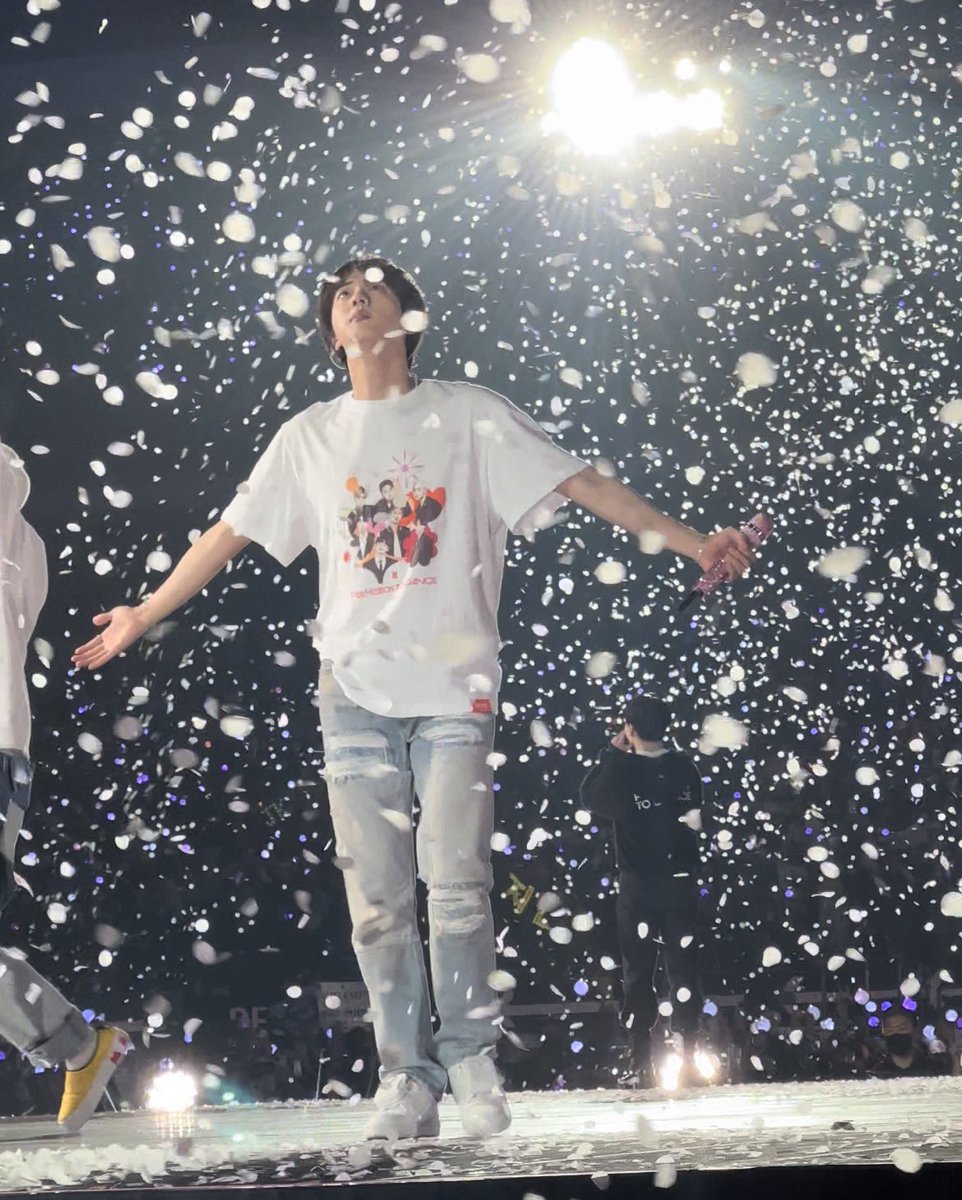 eleanorbate's tweet photo. happiest birthday to our sweetest and brightest forever moon 💜 사랑합니다

#HappyJINDay
#BrightestMoonJin
#밤하늘_가장_빛나는_석진날 https://t.co/3VlaXEcVdl