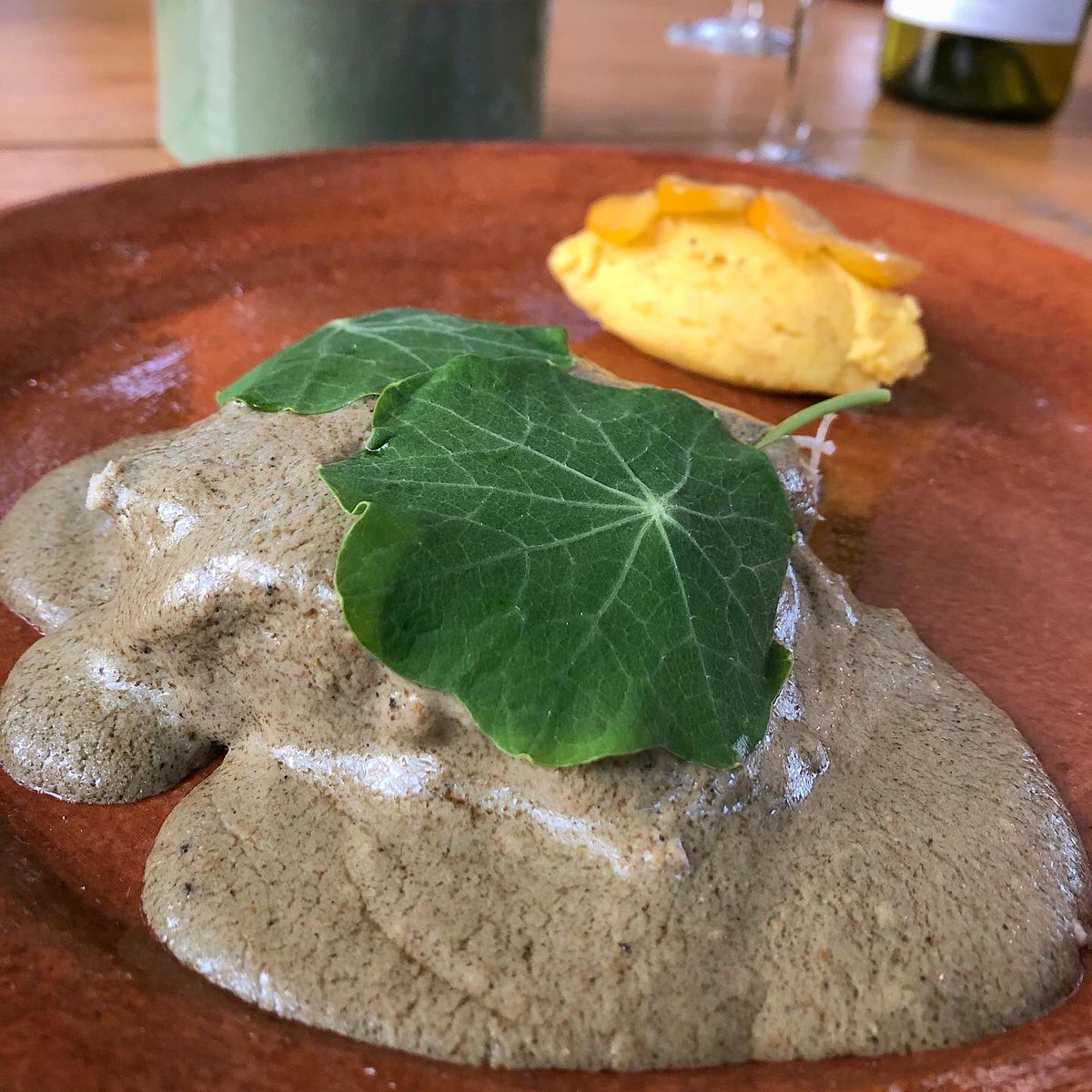 ...(de ombligo), tostada de nopal y huachinango, conejo estofado, mole verd...