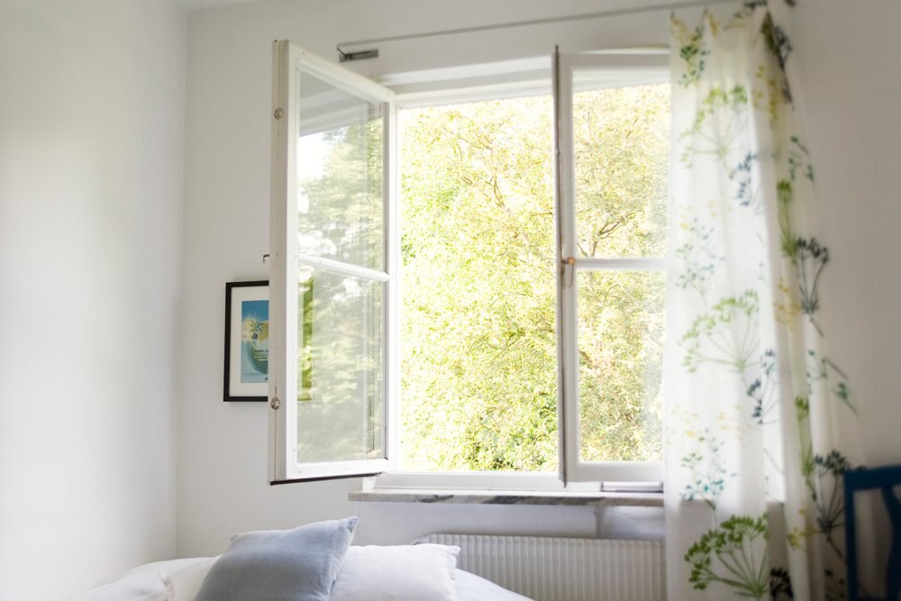 It’s difficult, but you can clear a home of the smell of cigarette smoke.

Check out this article for some tips! hgtv.ca/cleaning-and-o…