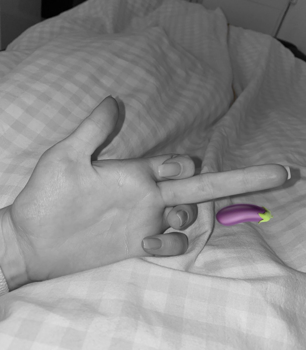 StasiaMistress's tweet photo. Mein Mittelfinger vs. dein Minischwanz https://t.co/NTkLonbcc6