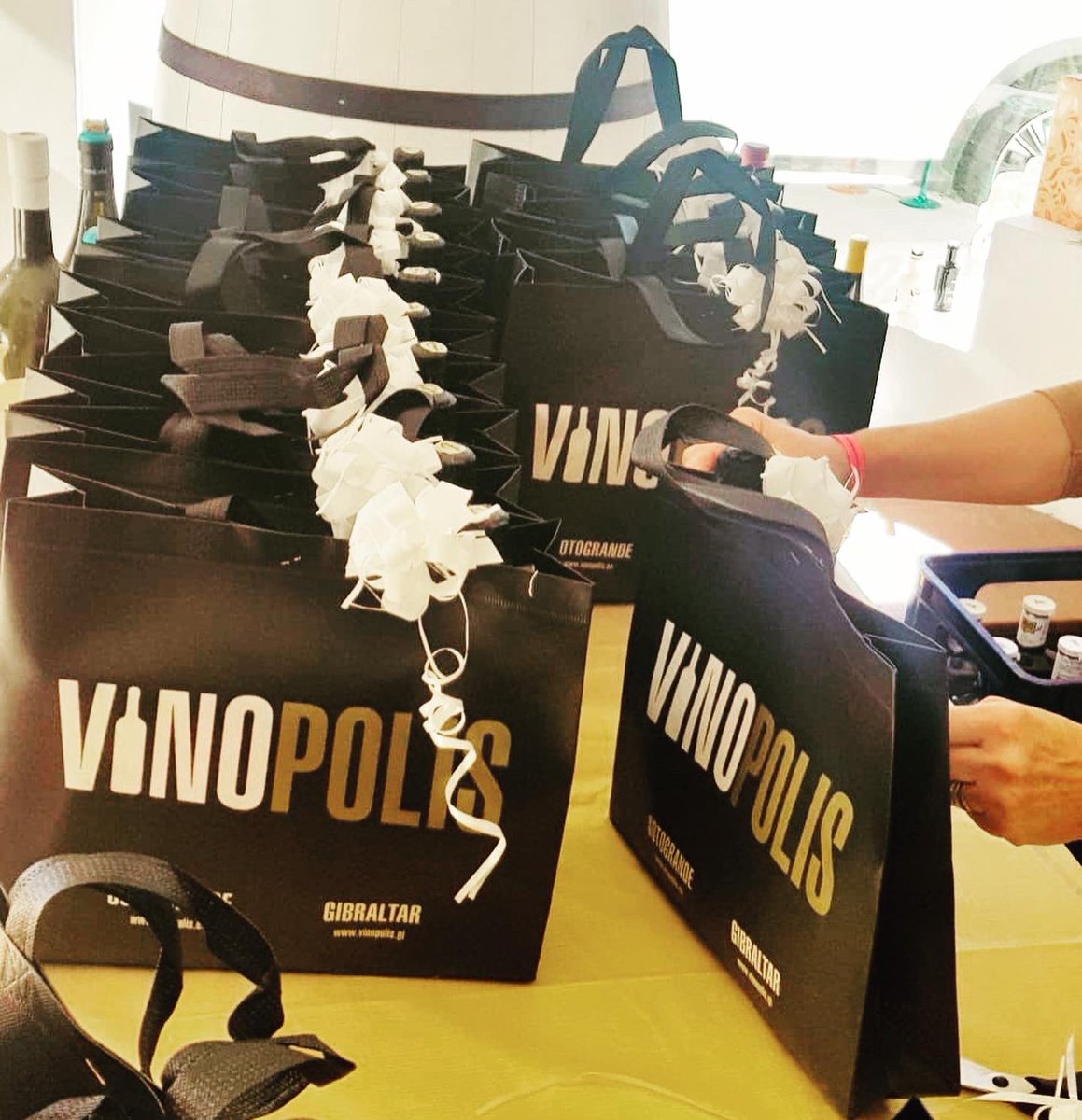 VinopolisSoto's tweet photo. Preparando regalos de navidad para nuestros clientes y empresas 🍷🎁🎁📦🎄😊
Preparing xmas gifts for our customers and corporate clients 🎁🎄🎄🎄🎁🎁🎁😊
956 695858
Info@vinopolis.es https://t.co/TOg1ATMIWB