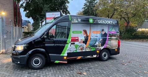 meestersinmanag's tweet photo. Onlangs spraken we met Arjan Wiegers, logistiek manager bij Uitgekookt. We vroegen hem waarom hij juist Salland Storage in #Deventer als opslaglocatie gekozen heeft om van daaruit zijn klanten in de regio Deventer de maaltijdboxen te bezorgen.

https://t.co/pNK4jx0K3m https://t.co/IFYJabHB09