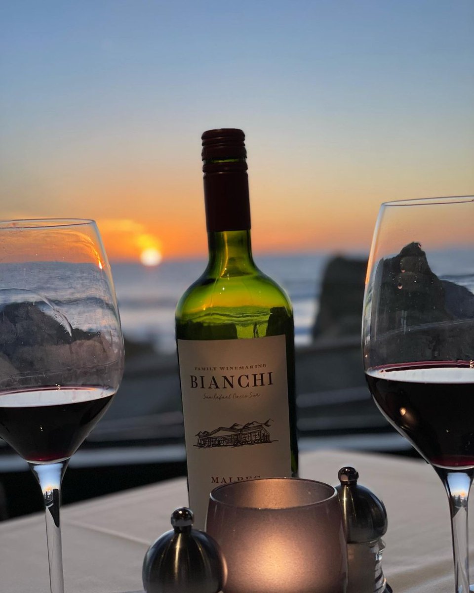 ChartHouseRest's tweet photo. We're sunset sipping this #HappyHour 🍷
📷: brennan.doh
#charthouse #charthouserestaurants #redwine #wine #sunsetsipping #sunset https://t.co/FXxV0bIDM7