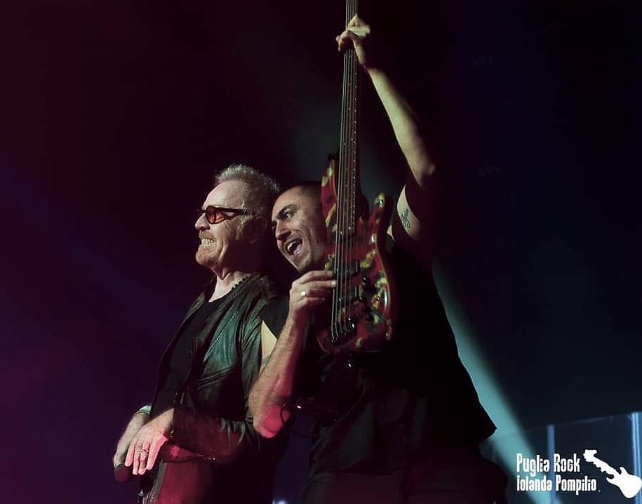 Combass's tweet image. Sbaglio o ieri sera a Bari ci siamo divertiti un bel po? 🤩😂😄
.
@rafriefoli &amp;amp; @umbertotozziofficial 
.
#raftozzitourteatrale #mortalcombass #teatroteam #bari