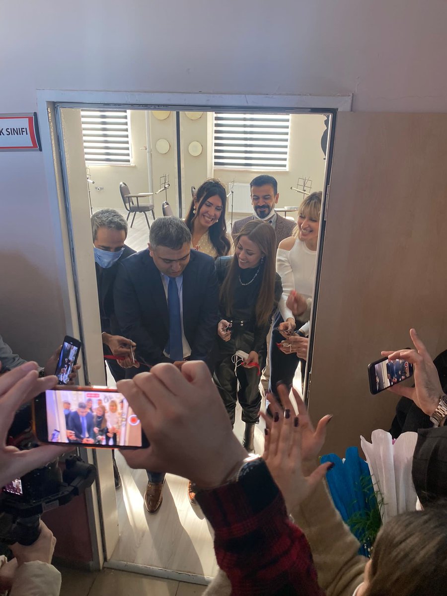 Ergani Kaymakamımız ve Belediye Başkan V. Sn.@a_karaaslan69’ın katılımıyla, Ses Sanatçısı <a href="/deryaulugg/">Derya ULUĞ</a>, Av.Gizem Aksu ve Big Bando Grubunun Ergani Sultan Abdulhamit Han Anadolu Lisesinde yaptırdıkları Müzik Sınıfının açılışı gerçekleştirildi.